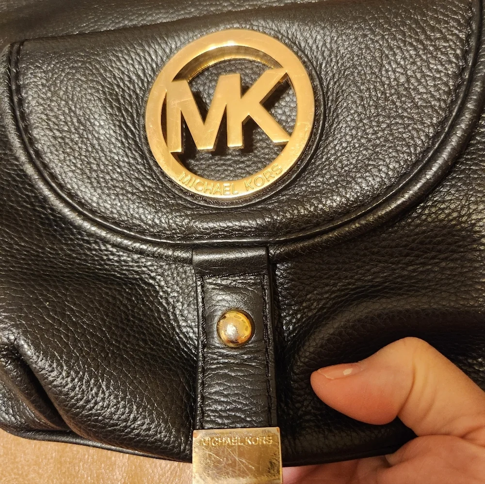 LOW START Michael Kors Black and Gold Shoulder Bag LIKE NEW Textured Leather - Picture 3 of 10
